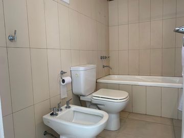 Casa en venta 4 amb. c/ dep. y Pileta Lote interno con vista al Golf!!