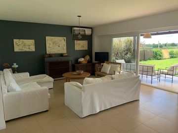 Casa en venta 4 amb. c/ dep. y Pileta Lote interno con vista al Golf!!
