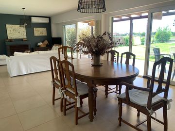 Casa en venta 4 amb. c/ dep. y Pileta Lote interno con vista al Golf!!