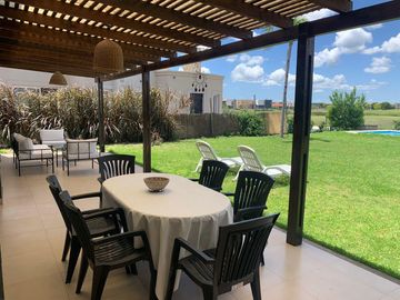 Casa en venta 4 amb. c/ dep. y Pileta Lote interno con vista al Golf!!
