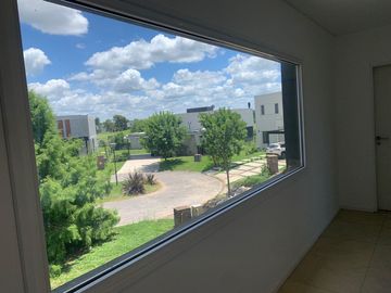 Casa en venta 4 amb. c/ dep. y Pileta Lote interno con vista al Golf!!