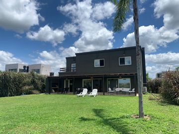 Casa en venta 4 amb. c/ dep. y Pileta Lote interno con vista al Golf!!