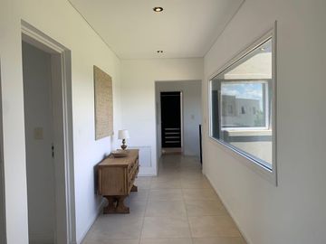 Casa en venta 4 amb. c/ dep. y Pileta Lote interno con vista al Golf!!