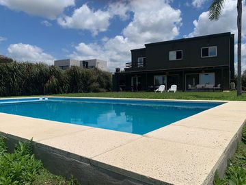 Casa en venta 4 amb. c/ dep. y Pileta Lote interno con vista al Golf!!