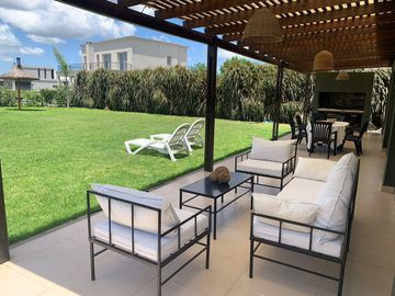Casa en venta 4 amb. c/ dep. y Pileta Lote interno con vista al Golf!!