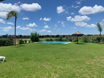 Casa en venta 4 amb. c/ dep. y Pileta Lote interno con vista al Golf!!