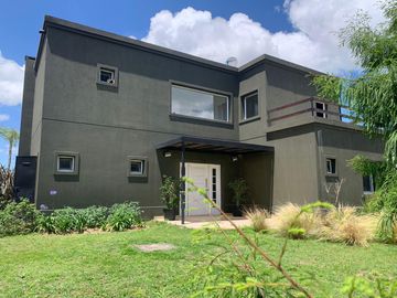 Casa en venta 4 amb. c/ dep. y Pileta Lote interno con vista al Golf!!