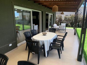 Casa en venta 4 amb. c/ dep. y Pileta Lote interno con vista al Golf!!