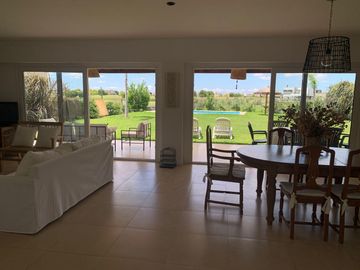 Casa en venta 4 amb. c/ dep. y Pileta Lote interno con vista al Golf!!