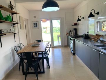Casa en venta 4 amb. c/ dep. y Pileta Lote interno con vista al Golf!!