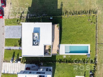 Moderna y exclusiva propiedad equipada con fondo a pulmón verde en Terralagos