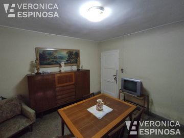 Casa de cuatro ambientes en venta, Villa Luzuriaga.