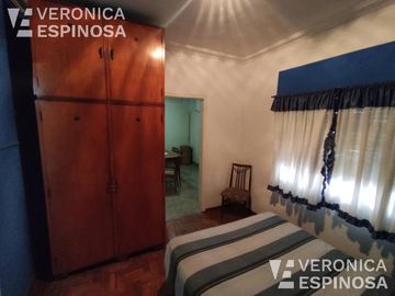 Casa de cuatro ambientes en venta, Villa Luzuriaga.