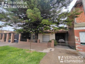 Casa de cuatro ambientes en venta, Villa Luzuriaga.
