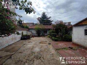 Casa de cuatro ambientes en venta, Villa Luzuriaga.