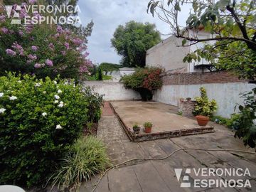 Casa de cuatro ambientes en venta, Villa Luzuriaga.
