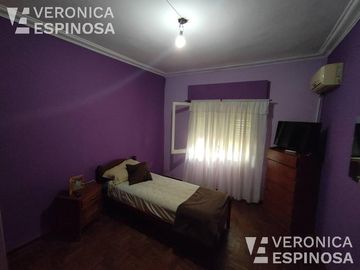 Casa de cuatro ambientes en venta, Villa Luzuriaga.