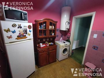 Casa de cuatro ambientes en venta, Villa Luzuriaga.