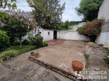 Casa de cuatro ambientes en venta, Villa Luzuriaga.