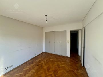 4 ambientes con cochera a metros de la Avda y del FCGR - Actualmente Alquilado.