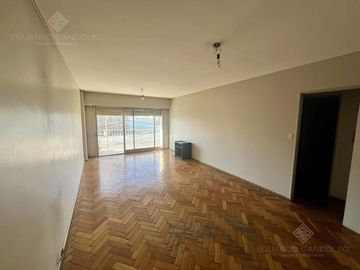 4 ambientes con cochera a metros de la Avda y del FCGR - Actualmente Alquilado.
