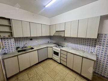 4 ambientes con cochera a metros de la Avda y del FCGR - Actualmente Alquilado.