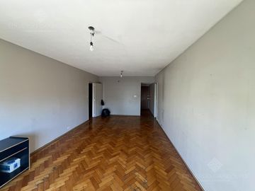 4 ambientes con cochera a metros de la Avda y del FCGR - Actualmente Alquilado.