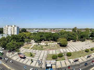 4 ambientes con cochera a metros de la Avda y del FCGR - Actualmente Alquilado.