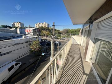 4 ambientes con cochera a metros de la Avda y del FCGR - Actualmente Alquilado.