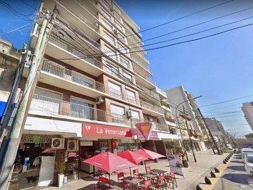 4 ambientes con cochera a metros de la Avda y del FCGR - Actualmente Alquilado.