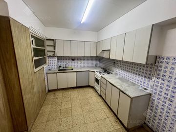4 ambientes con cochera a metros de la Avda y del FCGR - Actualmente Alquilado.