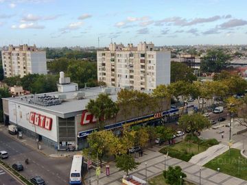 4 ambientes con cochera a metros de la Avda y del FCGR - Actualmente Alquilado.