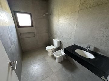 Venta casa tres dormitorios los pasos golf fisherton