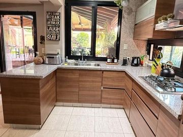 Importante casa de 4 dormitorios en Av. Belgrano al 4100, Parque V. Centenario, SMT