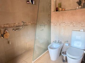 Importante casa de 4 dormitorios en Av. Belgrano al 4100, Parque V. Centenario, SMT