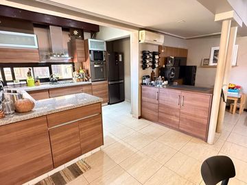 Importante casa de 4 dormitorios en Av. Belgrano al 4100, Parque V. Centenario, SMT