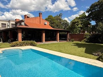 Importante casa de 4 dormitorios en Av. Belgrano al 4100, Parque V. Centenario, SMT