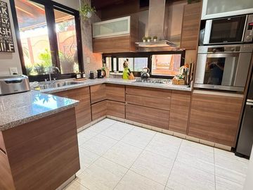Importante casa de 4 dormitorios en Av. Belgrano al 4100, Parque V. Centenario, SMT