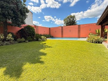 Importante casa de 4 dormitorios en Av. Belgrano al 4100, Parque V. Centenario, SMT