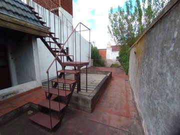 Venta Casa 7 Amb. S/Lote 10x35M² en Villa Luzuriaga  Muy buen Estado con Fondo libre