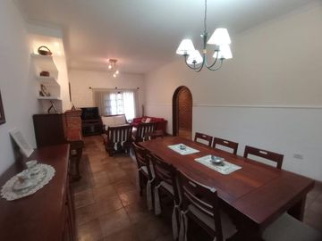 Venta Casa 7 Amb. S/Lote 10x35M² en Villa Luzuriaga  Muy buen Estado con Fondo libre