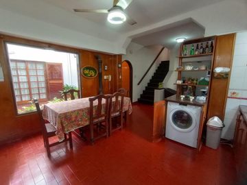 Venta Casa 7 Amb. S/Lote 10x35M² en Villa Luzuriaga  Muy buen Estado con Fondo libre