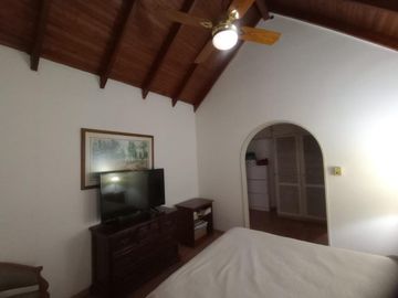 Venta Casa 7 Amb. S/Lote 10x35M² en Villa Luzuriaga  Muy buen Estado con Fondo libre