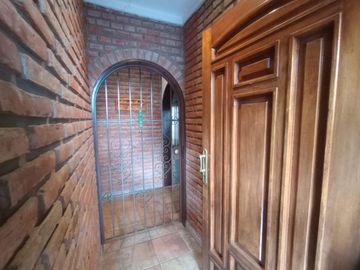 Venta Casa 7 Amb. S/Lote 10x35M² en Villa Luzuriaga  Muy buen Estado con Fondo libre