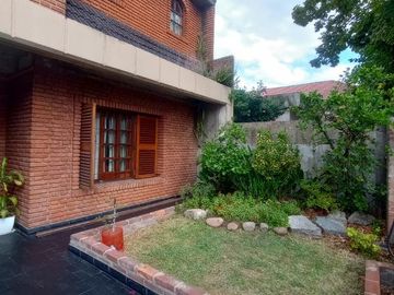 Venta Casa 7 Amb. S/Lote 10x35M² en Villa Luzuriaga  Muy buen Estado con Fondo libre