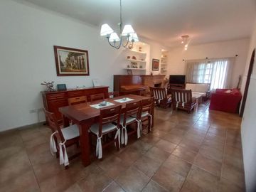 Venta Casa 7 Amb. S/Lote 10x35M² en Villa Luzuriaga  Muy buen Estado con Fondo libre