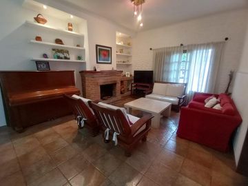 Venta Casa 7 Amb. S/Lote 10x35M² en Villa Luzuriaga  Muy buen Estado con Fondo libre