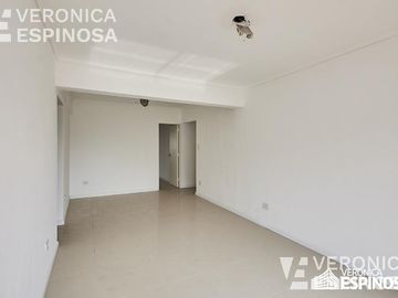 Departamento de cuatro ambientes en venta, Castelar.