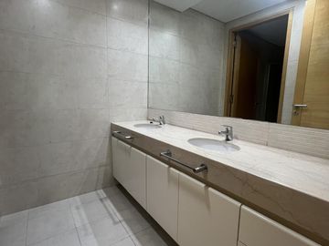 Exclusivo alquiler sin muebles	en el destacado Madero Center