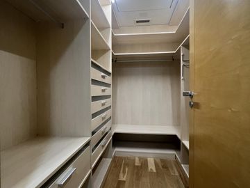 Exclusivo alquiler sin muebles	en el destacado Madero Center